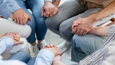 manos unidas ejercitando la unidad en terapia familiar en san lorenzo el escorial